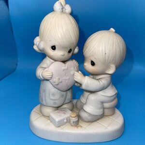 Precious Moments 1986 "He's The Healer of Broken Hearts"‎ Figurine #100080